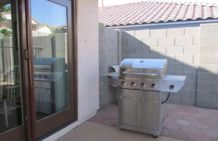 Cozy home near freeways w pool BBQ - Foto 26