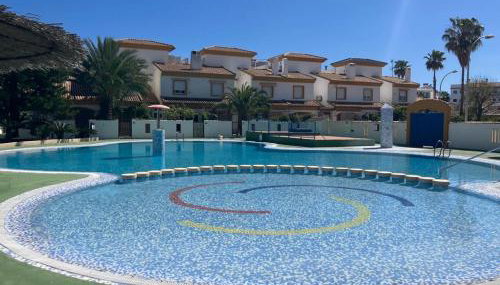 MET Oliva Nova Playa chalet grande con jardín a 5 minutos de MET y a 3 de la playa - Foto 4