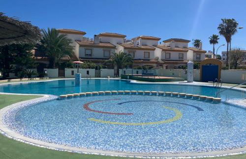 MET Oliva Nova Playa chalet grande con jardín MET a 5 minutos y a 3 de la playa - Photo 29