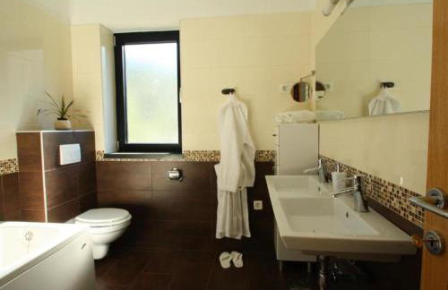 Beachfront Luxury Villa with Private Pool & Stunning Sea Views - Photo 15