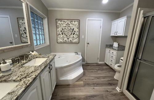 Spacious Vacation Rental with Stunning Lake Views from the Incredible Deck for an Amazing Getaway in Sabine National Forest in Hemphill, Texas - Foto 21