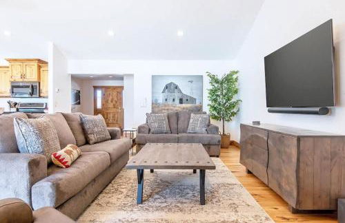 Family Fun Fireplace & Huge Deck - Photo 21