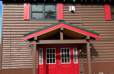 The Red Bears Den, Walk to River & Lake, In Town - Foto 17