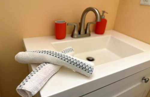 Stylish 2BR Condo Near Beach, Large Pool & Patio, Pet Friendly - Foto 27