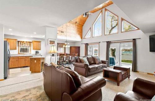 Newer Cottage on the Lake, ample space for boats - Foto 20