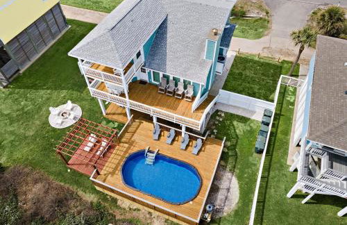 Oceanfront home with pool, large decks, fire pit and private walkover to the beach - Foto 56