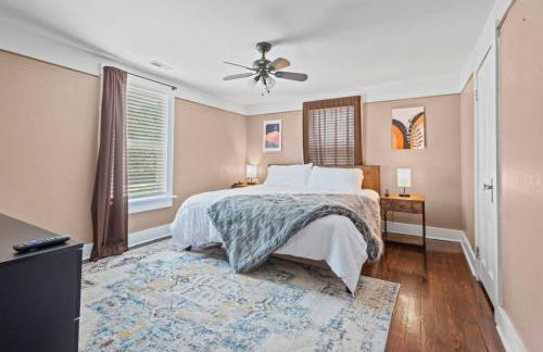 4 Bedroom House, sleeps 12, short walk to Main St! - Foto 4