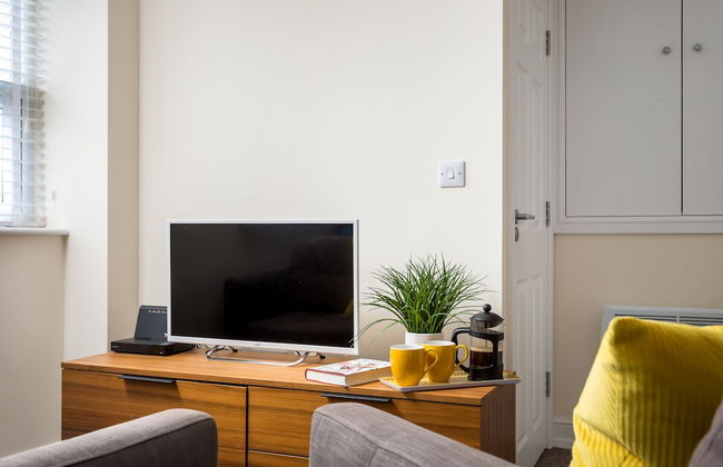 Elliot Oliver - 2 Bedroom Town Centre Apartment - Photo 5