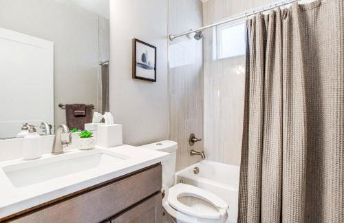 Walk to Mile High Stadium Modern Denver Townhome - Foto 20