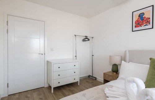 Modern Canal-Side Apartment in Milton Keynes - Photo 32