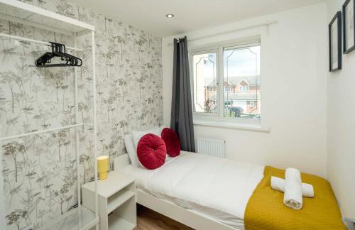 Family-Friendly 3-Bed House with Huge Garden - Foto 14