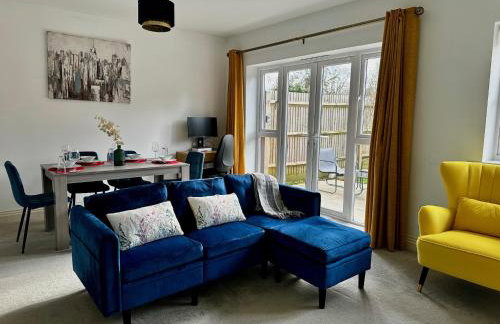 Three-bedroom modern family home by the pond with free parking - Photo 1