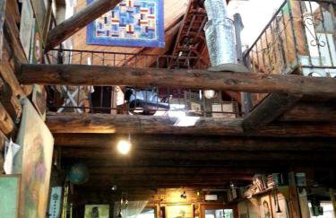 Eclectic Riverfront Log Cabin and Artist Retreat for Groups in Castle Hayne, North Carolina - Foto 3