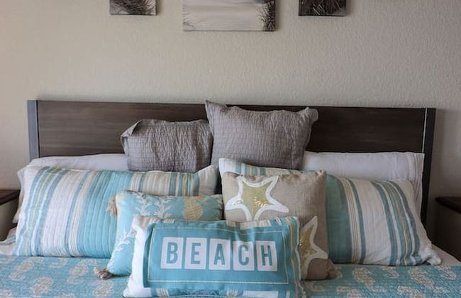 Superb Home With Private Walkover to Beach - Foto 39