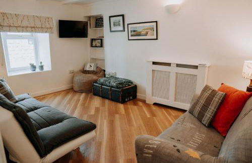 Hamilton Lodge - Cottage sleeps 8 - Photo 18