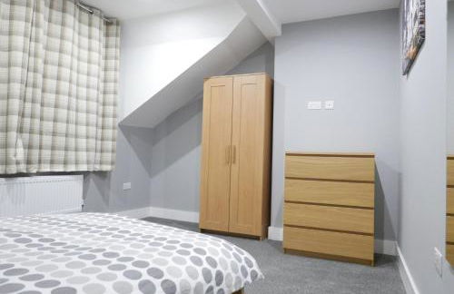 1 bed Apt close to Leeds Arena Sleeps up to 4 people F5 - Photo 3