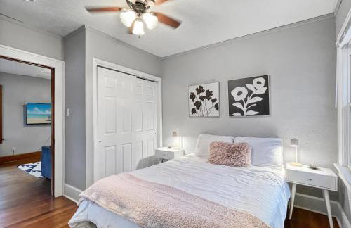 Roomy 4BR by Drake Sleeps 13 HUGE yard - Foto 15