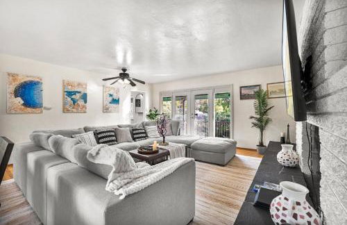 Entire Private Home with 4 Bedrooms 2 Bathrooms, Spacious, Lux King Bed, Ranch Style, Prime Area, Available Now - Photo 25