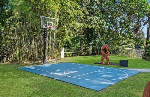 8BR Gem With Pool, Lake View & Tons of Amenities! - Foto 6