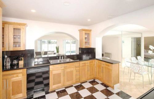 Stunning Lake-Front Villa with Pool & Spa - Foto 11