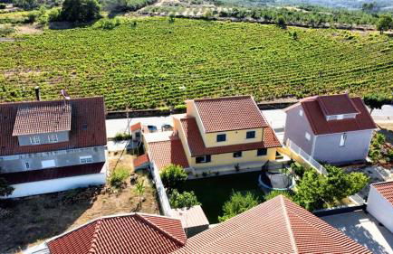 Charming House in Cortiçada with Balcony and Mountain View - Foto 46