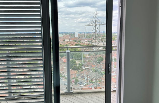 Delightfully Spacious Bright 2bedroom - Photo 17