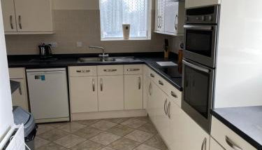 Spacious, Sleeps 18, 3 Bathrooms, Parking, Park, Mansfield - Photo 2, stove, pet friendly