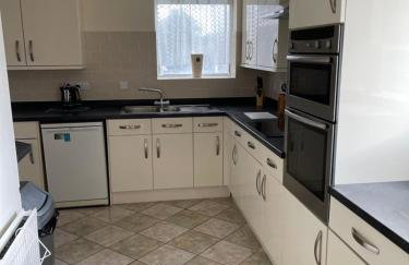 Spacious, Sleeps 18, 3 Bathrooms, Parking, Park, Mansfield - Foto 2