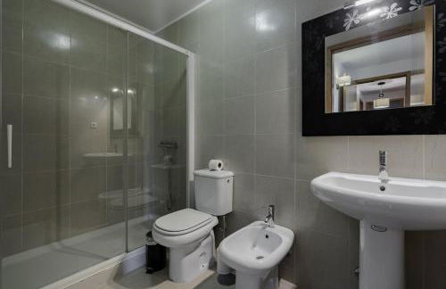 Fully Equipped 3 bed - Parking - Foto 4