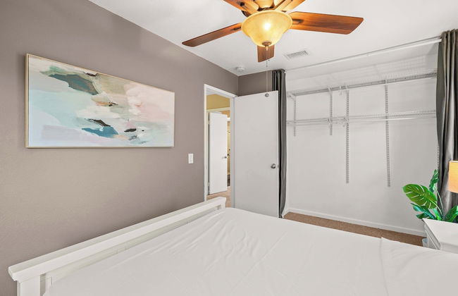 Spacious Retreat w Modern Decor and Private Yard - Photo 20