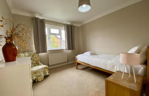 Beautiful 5 Bed 3 Bathroom Detached Family Home 8 - Photo 14