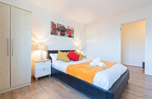 Luxury 2 Bedroom Apartment with Free Parking Opposite Queen Elizabeth Hospital - Photo 32