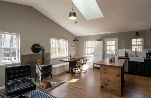 Chic Cabin with Hot Tub and Fire Pit - Foto 14