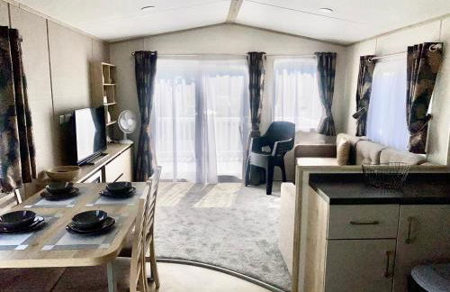 Elegant 2 Bed 1 and Half Bath Caravan in Holiday Resort Village - Photo 55