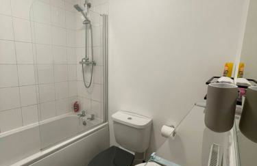 Modern 3 bed home, Free Parking, Free Netflix and WIFI - Foto 20