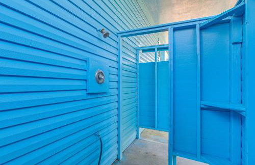 Walk to Beach Home with 2 Decks in Galveston! - Foto 29