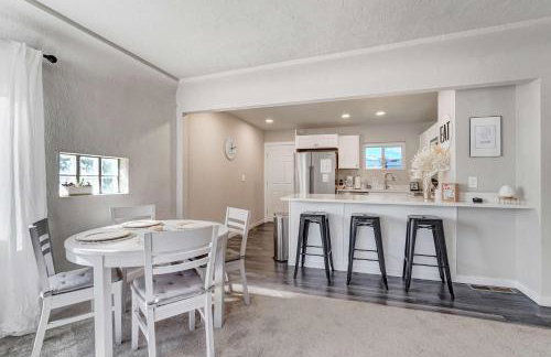Newly Built 3BD Retreat w Mtn Views & Game Room - Foto 11
