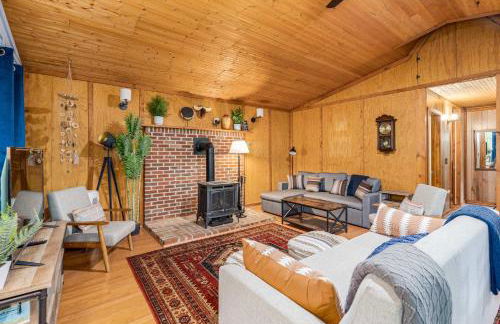 River Cabin w Hot Tub, Screened Porch & Fire Pit - Photo 12