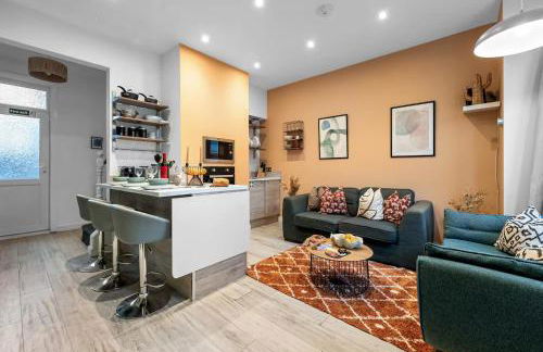 Aylesbury House 3 En-suite Bedrooms Parking Pets - Photo 1