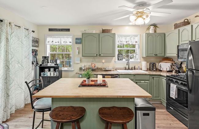 Ridge Retreat by Avantstay Game Room Covered Porch Fire Pit - Photo 11