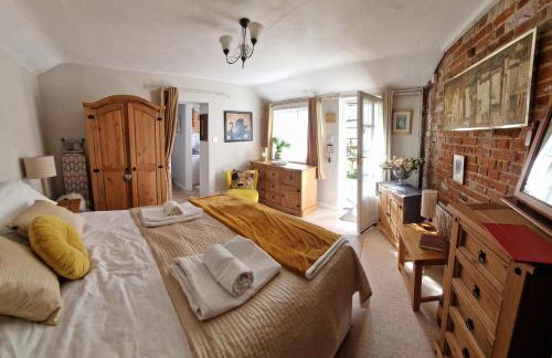 The Old Dairy, comfy 1 bedroom apartment with lounge,bathroom and kitchenette near town, pubs and walks - Photo 2