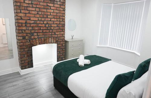Central Location Liverpool, Modern Home, 4 BR, Sleeps 9, Free Parking - Foto 12