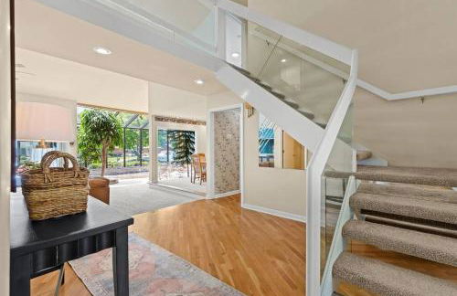 NEW! 4BR I Indoor Pool on the Bay in Boat Town USA - Foto 28