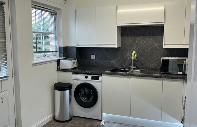 Ayr Refurbished May 2024 3 Bedroom 140m2 Detached House With Private Gardens - Photo 23