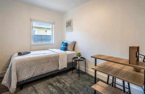 2 BD Home w/ Private Parking, Private Yard & W/D - Photo 9