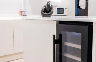 The Abbey Apartment - 1BR Apt with Dedicated Workspace, Fast Wifi & Stylish Kitchen Island & Free Secure Underground Parking - Foto 7