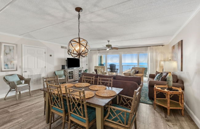 Upper Unit Condo Overlooking Both the Ocean Pier and Swimming Pool by RedAwning - Foto 17