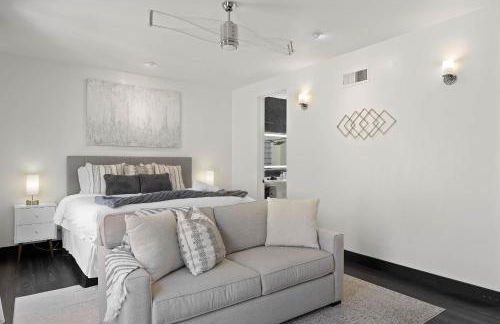 City Lights and Rooftop Nights by Rather Be Properties - Foto 9