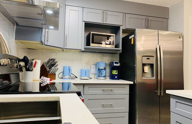 Lovely 1-Bedroom Condo with AC & Kitchen - Photo 9