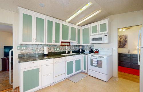 Pools and Pickleball! Dog-Friendly Home in Surprise - Foto 8